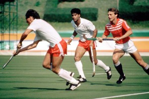 Canada's Ross Rutledge (left) and Satinder Chohan (centre) play field hockey at the 1984 Los Angeles Olympic Games. (CP Photo/ COA/ Ted Grant) Ross Rutledge (gauche) et Satinder Chohan (centre) du Canada participent au hockey sur gazon aux Jeux olympiques de Los Angeles de 1984. (Photo PC/AOC)