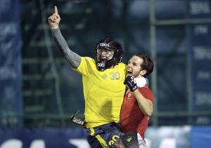 BUENOS AIRES - Hock World League Semi Final Men 24 NZL v CAN (QF 3) Canada wins shoot out and go to the half final. Foto: David Carter(GK) on the shoulders after he stop the final bal. FFU PRESS AGENCY COPYRIGHT FRANK UIJLENBROEK