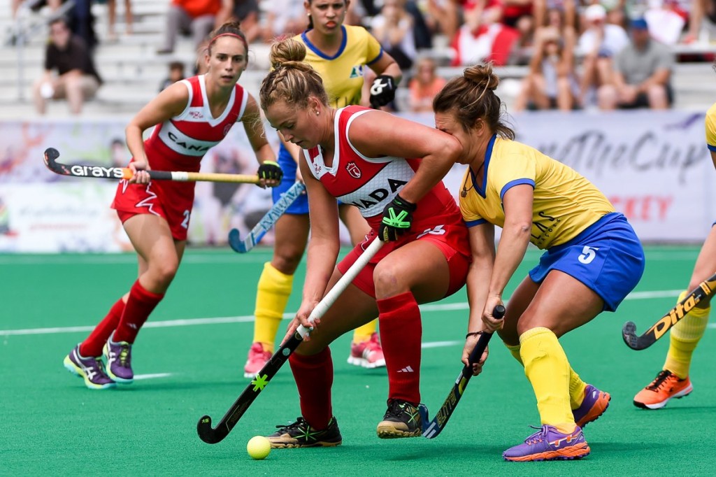 Stephanie Norlander carries the ball in their 2017 Pan American Cup game opener versus Brazil. (Photo: PAHF)